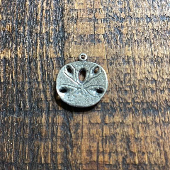 ✨Retired & Rare✨ James Avery Sand dollar - Picture 2 of 2